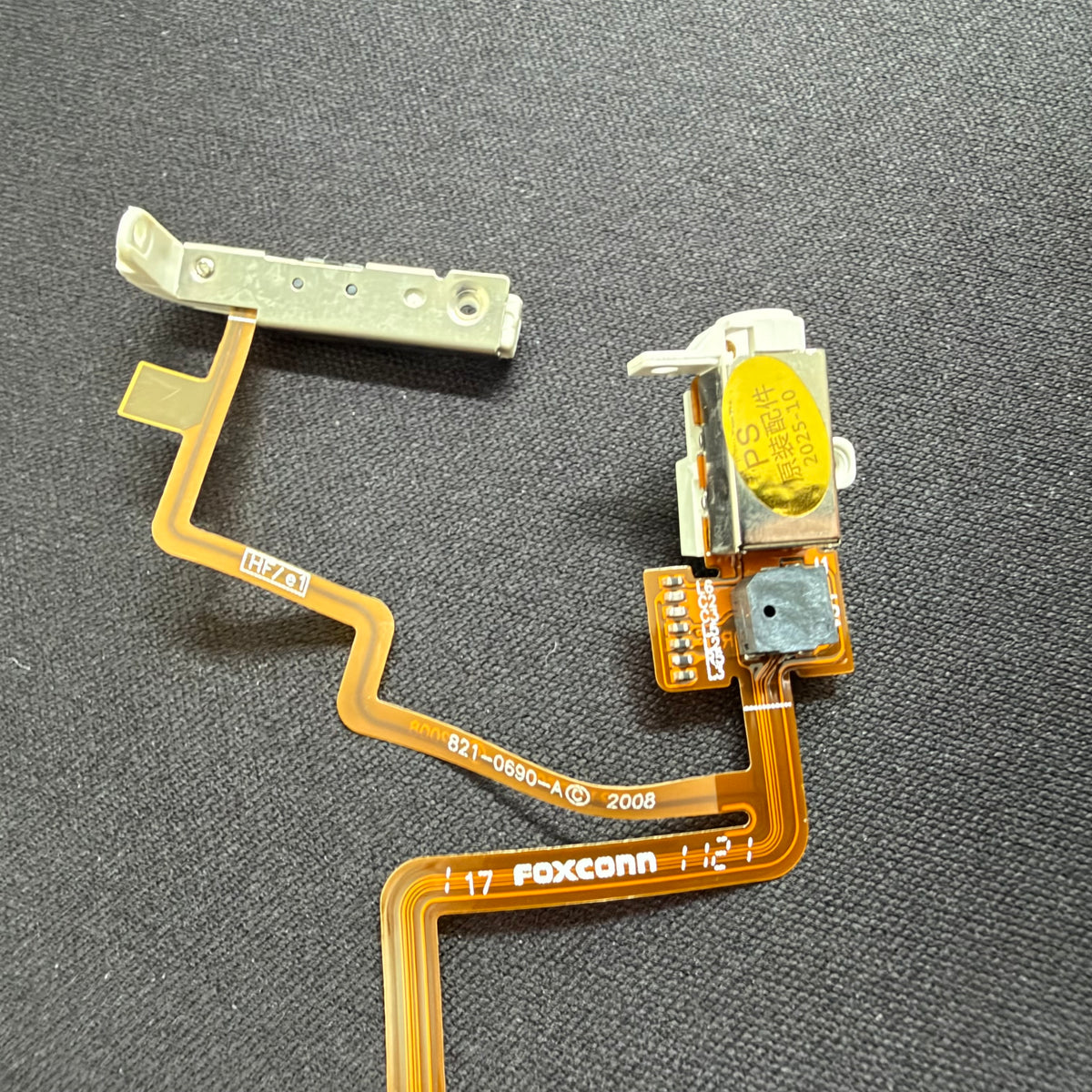 White Hold Switch & Headphone Jack Assembly – For Thick Backed iPods