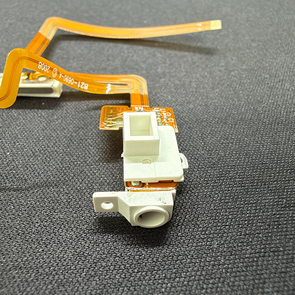 White Hold Switch & Headphone Jack Assembly – For Thick Backed iPods